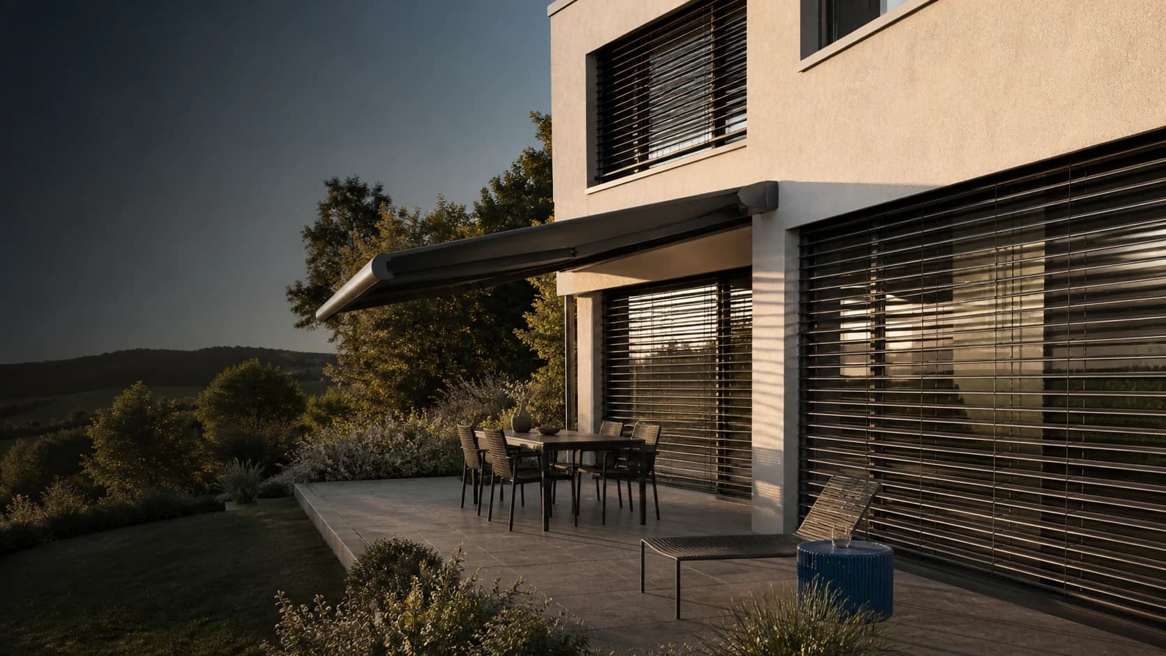 Modernes Haus mit Lamellenstoren und Sonnenstore