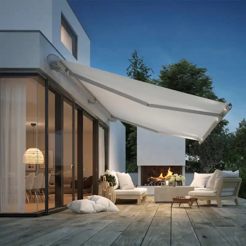 Ausgefahrene Sonnenstore über einer modernen Terrasse