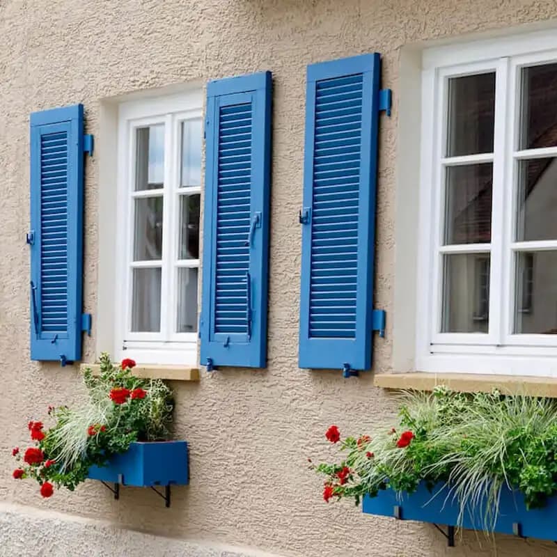 Moderne Fensterläden an einer Hausfassade