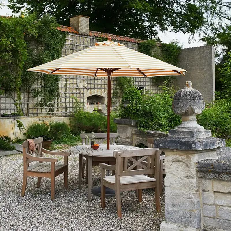 Grosszügiger Sonnenschirm über einer Terrasse